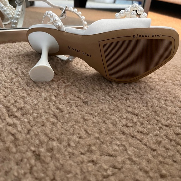 White/ pearl wedding heels

Never worn - Picture 4 of 7